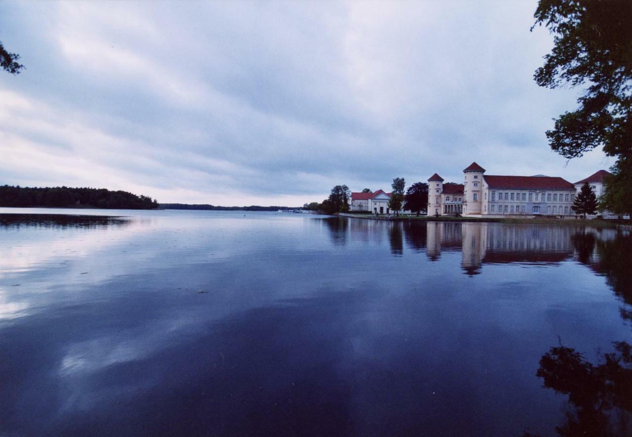 Marstall Im Schlosspark Rheinsberg Kültér fotó