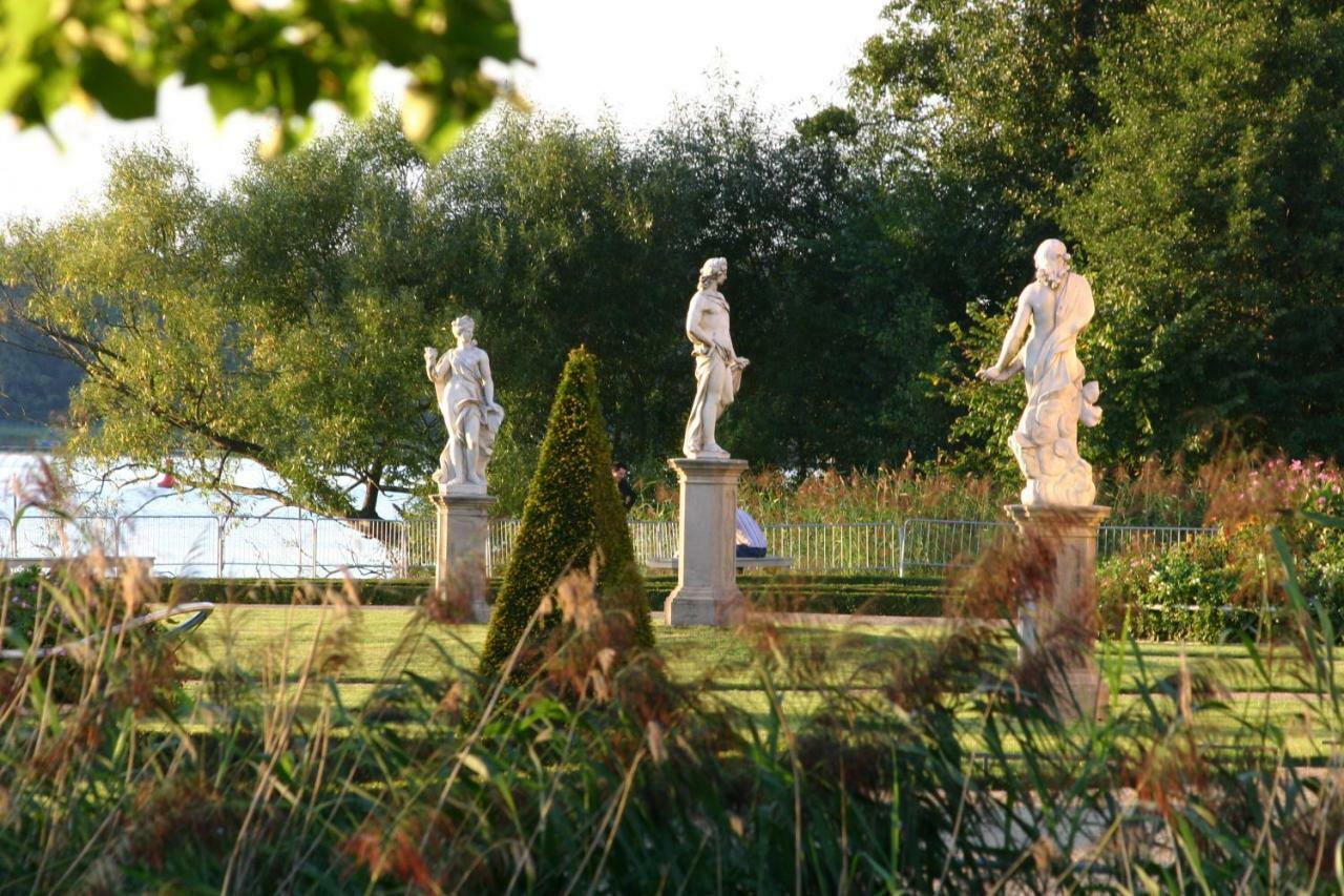 Marstall Im Schlosspark Rheinsberg Kültér fotó